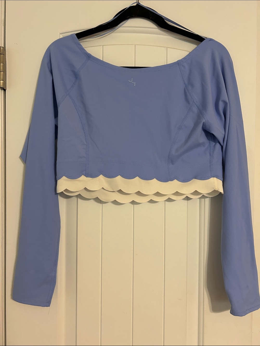 JoyLab Long-Sleeve Scalloped Crop Top and Leggings. - Picture 4 of 8
